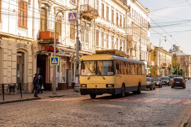 CHERNIVTSI, UKRAINE - Ekim 01, 2021. Trolleybus LAZ-52522 # 2011 Chernivtsi sokaklarında yolcularla birlikte.