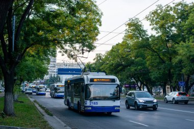 CHISINAU, MOLDOVA - 12 Eylül 2021. Trolleybuses BKM 321 # 2165, 2183, 2176 ve 2187 Chisinau sokaklarında yolcularla birlikte.