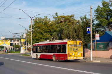 BALTI, MOLDOVA - 11 Eylül 2021. Trolleybus BKM 321 # 2021 Balti sokaklarında yolcularla birlikte.