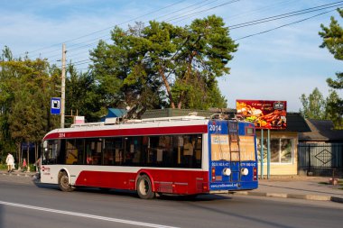 BALTI, MOLDOVA - 11 Eylül 2021. Trolleybus BKM 321 # 2014 Balti sokaklarında yolcularla birlikte.