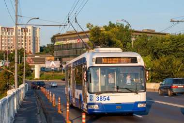 CHISINAU, MOLDOVA - 13 Eylül 2021. Trolleybus BKM 321 # 3854 Chisinau sokaklarında yolcularla birlikte.