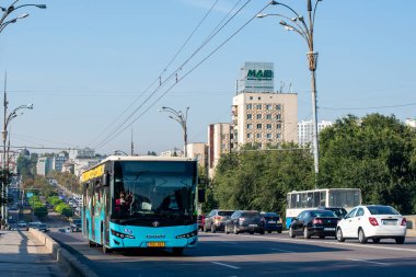 CHISINAU, MOLDOVA - 13 Eylül 2021. Anadolu otobüsü Isuzu Vatandaş Limanı 12 # 655 Chisinau sokaklarında yolcularla birlikte..