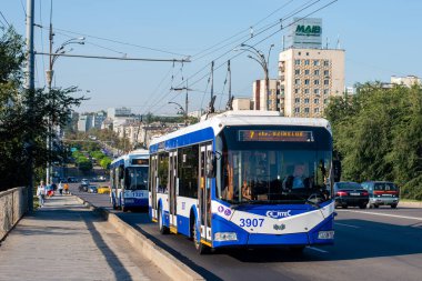 CHISINAU, MOLDOVA - 13 Eylül 2021. Trolleybus RTEC 62321 (BKM) # 3907 Chisinau sokaklarında yolcularla birlikte.