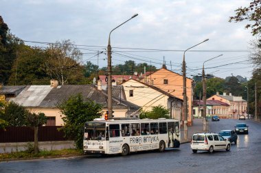 CHERNIVTSI, UKRAINE - 09 Ekim 2021. Trolleybus Skoda 14Tr # 366 (eski. Brno # 3247) Chernivtsi sokaklarında yolcularla at sürüyor..