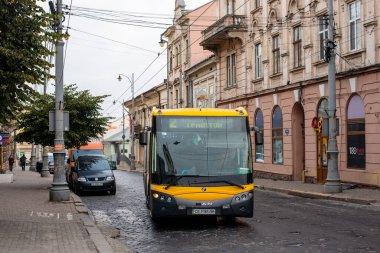 CHERNIVTSI, UKRAINE - 09 Ekim 2021. Otobüs Castrosua Magnus (MAN) Chernivtsi sokaklarında yolcularla yolculuk ediyor..
