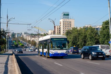 CHISINAU, MOLDOVA - 13 Eylül 2021. Trolleybus Skoda 24Tr Irisbus # 1383 (eski. Riga # 18045) Chisinau sokaklarında yolcularla at sürüyor..