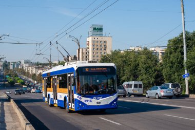 CHISINAU, MOLDOVA - 13 Eylül 2021. Trolleybus RTEC 62321 (BKM) # 3916 Chisinau sokaklarında yolcularla birlikte.