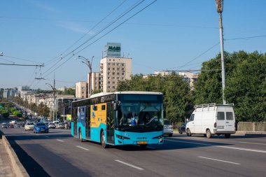 CHISINAU, MOLDOVA - 13 Eylül 2021. Anadolu otobüsü Isuzu Vatandaş Limanı 12 # 673 Chisinau sokaklarında yolcularla birlikte..