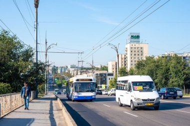 CHISINAU, MOLDOVA - 13 Eylül 2021. Trolleybus BKM 321 # 3841 ve Mercedes-Benz Sprinter 313 numaralı otobüs Chisinau sokaklarında yolcularla birlikte..