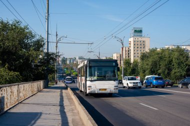 CHISINAU, MOLDOVA - 13 Eylül 2021. Otobüs MAN A74 ve troleybüs RTEC 62321 (BKM) # 3916 Chisinau sokaklarında yolcularla birlikte.