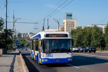 CHISINAU, MOLDOVA - 13 Eylül 2021. Trolleybus RTEC 62321 (BKM) # 3862 Chisinau sokaklarında yolcularla birlikte.