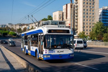 CHISINAU, MOLDOVA - 13 Eylül 2021. Trolleybus RTEC 62321 (BKM) # 3897 Chisinau sokaklarında yolcularla birlikte.