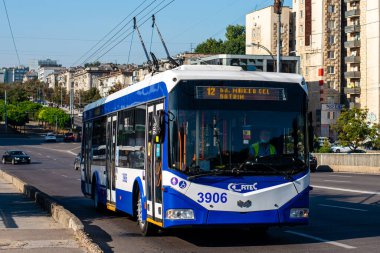 CHISINAU, MOLDOVA - 13 Eylül 2021. Trolleybus RTEC 62321 (BKM) # 3906 Chisinau sokaklarında yolcularla birlikte.