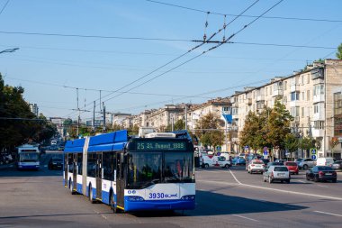 CHISINAU, MOLDOVA - 13 Eylül 2021. Trolleybuses Solaris Trollino 18 # 3930 (eski. Riga # 16022) ve BKM 321 # 3861 Chisinau sokaklarında yolcularla birlikte.