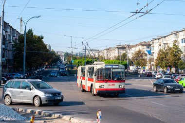 CHISINAU, MOLDOVA - 13 Eylül 2021. Trolleybus ZiU-682 # 3790 Chisinau sokaklarında yolcularla birlikte.
