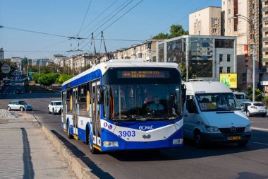CHISINAU, MOLDOVA - 13 Eylül 2021. Trolleybus RTEC 62321 (BKM) # 3903 Chisinau sokaklarında yolcularla birlikte.