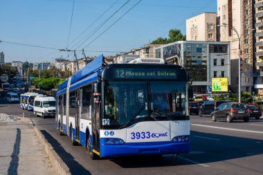 CHISINAU, MOLDOVA - 13 Eylül 2021. Trolleybus Solaris Trollino 18 # 3933 (eski. Riga # 16066) Chisinau sokaklarında yolcularla at sürüyor..