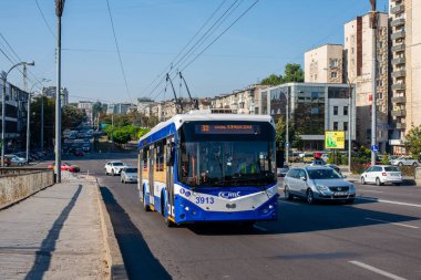 CHISINAU, MOLDOVA - 13 Eylül 2021. Trolleybus RTEC 62321 (BKM) # 3913 Chisinau sokaklarında yolcularla birlikte.