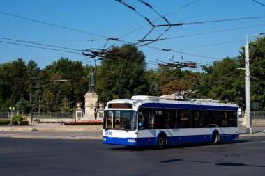 CHISINAU, MOLDOVA - 13 Eylül 2021. Trolleybus BKM 321 # 2190 Chisinau sokaklarında yolcularla birlikte.
