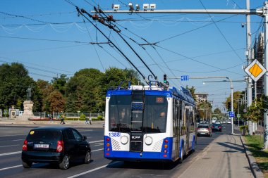 CHISINAU, MOLDOVA - 13 Eylül 2021. Trolleybus RTEC 62321 (BKM) # 1388 Chisinau sokaklarında yolcularla birlikte.