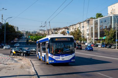 CHISINAU, MOLDOVA - 13 Eylül 2021. Trolleybus RTEC 62321 (BKM) # 3905 Chisinau sokaklarında yolcularla birlikte.