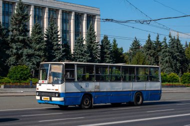 CHISINAU, MOLDOVA - 13 Eylül 2021. Ikarus otobüsü 260 # 177 Chisinau sokaklarında yolcularla yolculuk ediyor..