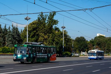 CHISINAU, MOLDOVA - 13 Eylül 2021. Trolleybuses YuMZ T2 # 2146 ve RTEC 62321 (BKM) # 3903 Chisinau sokaklarında yolcularla birlikte.