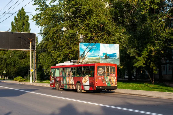 Balti Moldova Září2021 Trolejbus Vmz 5298 161 Koni Pasažéry Ulicích — Stock fotografie