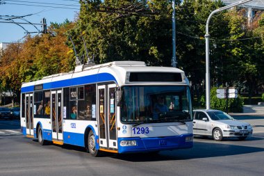 CHISINAU, MOLDOVA - 13 Eylül 2021. Trolleybus BKM 321 # 1293 Chisinau sokaklarında yolcularla birlikte.