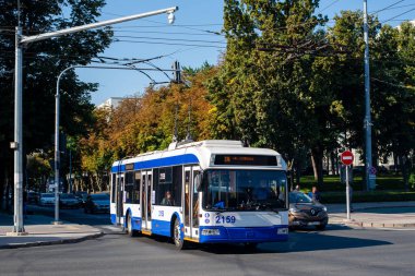 CHISINAU, MOLDOVA - 13 Eylül 2021. Trolleybus BKM 321 # 2159 Chisinau sokaklarında yolcularla birlikte.