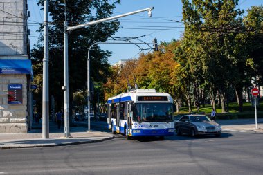 CHISINAU, MOLDOVA - 13 Eylül 2021. Trolleybus RTEC 62321 (BKM) # 2411 Chisinau sokaklarında yolcularla birlikte.