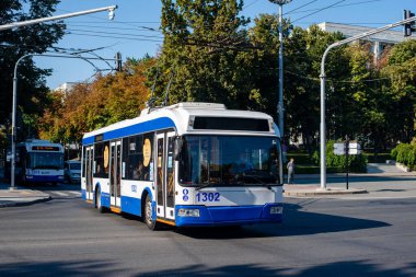 CHISINAU, MOLDOVA - 13 Eylül 2021. Trolleybuses BKM 321 # 1302 ve RTEC 62321 (BKM) # 2411 Chisinau sokaklarında yolcularla birlikte.