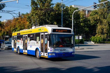 CHISINAU, MOLDOVA - 13 Eylül 2021. Trolleybus RTEC 62321 (BKM) # 3877 Chisinau sokaklarında yolcularla birlikte.