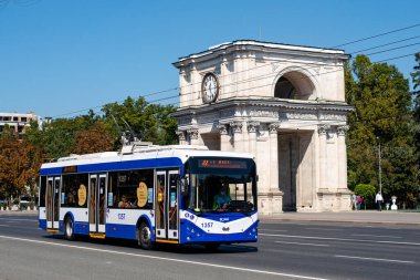 CHISINAU, MOLDOVA - 13 Eylül 2021. Trolleybus RTEC 62321 (BKM) # 1357 Chisinau sokaklarında yolcularla birlikte.