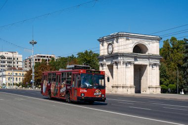 CHISINAU, MOLDOVA - 13 Eylül 2021. Trolleybus YuMZ T2 # 2156 Chisinau sokaklarında yolcularla birlikte.