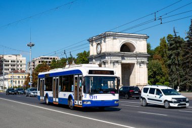 CHISINAU, MOLDOVA - 13 Eylül 2021. Trolleybus BKM 321 # 1311 Chisinau sokaklarında yolcularla birlikte.