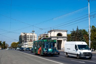 CHISINAU, MOLDOVA - 13 Eylül 2021. Trolleybus YuMZ T2 # 2157 Chisinau sokaklarında yolcularla birlikte.