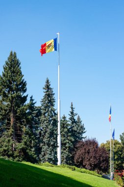 Chisinau 'nun merkezinde bayrak direğinde Moldova bayrağı.