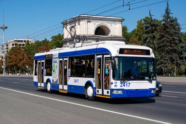 CHISINAU, MOLDOVA - 13 Eylül 2021. Trolleybus RTEC 62321 (BKM) # 2417 Chisinau sokaklarında yolcularla birlikte.