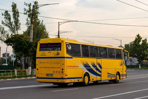 Balti Moldova 2021年9月11日 Bova Futura Fhd 12大巴 乘坐乘客在巴尔提大街上 — 图库照片