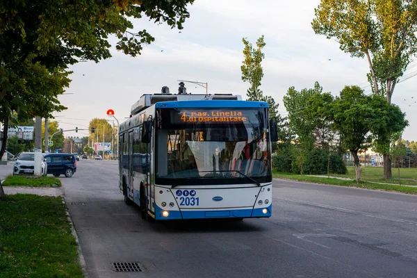 Balti Moldova 2021年9月11日 Trolleybus Dnipro T203 Maz 2031与乘客一起在巴尔提大街上骑马 — 图库照片