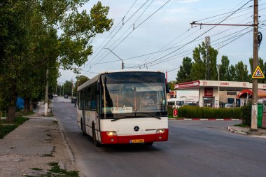 BALTI, MOLDOVA - 11 Eylül 2021. Mercedes-Benz Conecto otobüsü Balti sokaklarında yolcularla yolculuk ediyor..