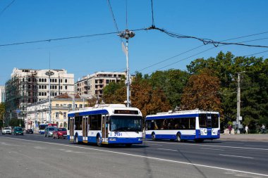 CHISINAU, MOLDOVA - 13 Eylül 2021. Trolleybuses BKM 321 # 2181 ve RTEC 62321 (BKM) # 2423 Chisinau sokaklarında yolcularla birlikte.