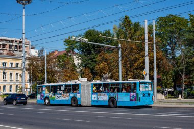 CHISINAU, MOLDOVA - 13 Eylül 2021. Trolleybus BKM 213 # 1279 Chisinau sokaklarında yolcularla at sürüyor.