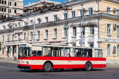 CHISINAU, MOLDOVA - 13 Eylül 2021. Trolleybus ZiU-682 # 3789 Chisinau sokaklarında yolcularla birlikte.