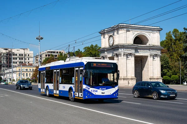CHISINAU, MOLDOVA - 13 Eylül 2021. Trolleybus RTEC 62321 (BKM) # 2190 Chisinau sokaklarında yolcularla birlikte.