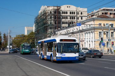 CHISINAU, MOLDOVA - 13 Eylül 2021. Trolleybuses RTEC 62321 (BKM) # 1330 ve Skoda 14Tr # 2143 Chisinau sokaklarında yolcularla birlikte.