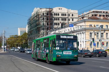 CHISINAU, MOLDOVA - 13 Eylül 2021. Trolleybus Skoda 14Tr # 2143 Chisinau sokaklarında yolcularla birlikte.