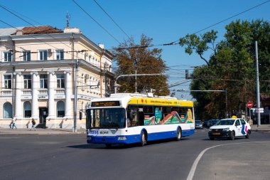 CHISINAU, MOLDOVA - 13 Eylül 2021. Trolleybus RTEC 62321 (BKM) # 3898 Chisinau sokaklarında yolcularla birlikte.