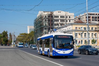 CHISINAU, MOLDOVA - 13 Eylül 2021. Trolleybuses RTEC 62321 (BKM) # 2190 ve ZiU-683 # 2122 Chisinau sokaklarında yolcularla birlikte.